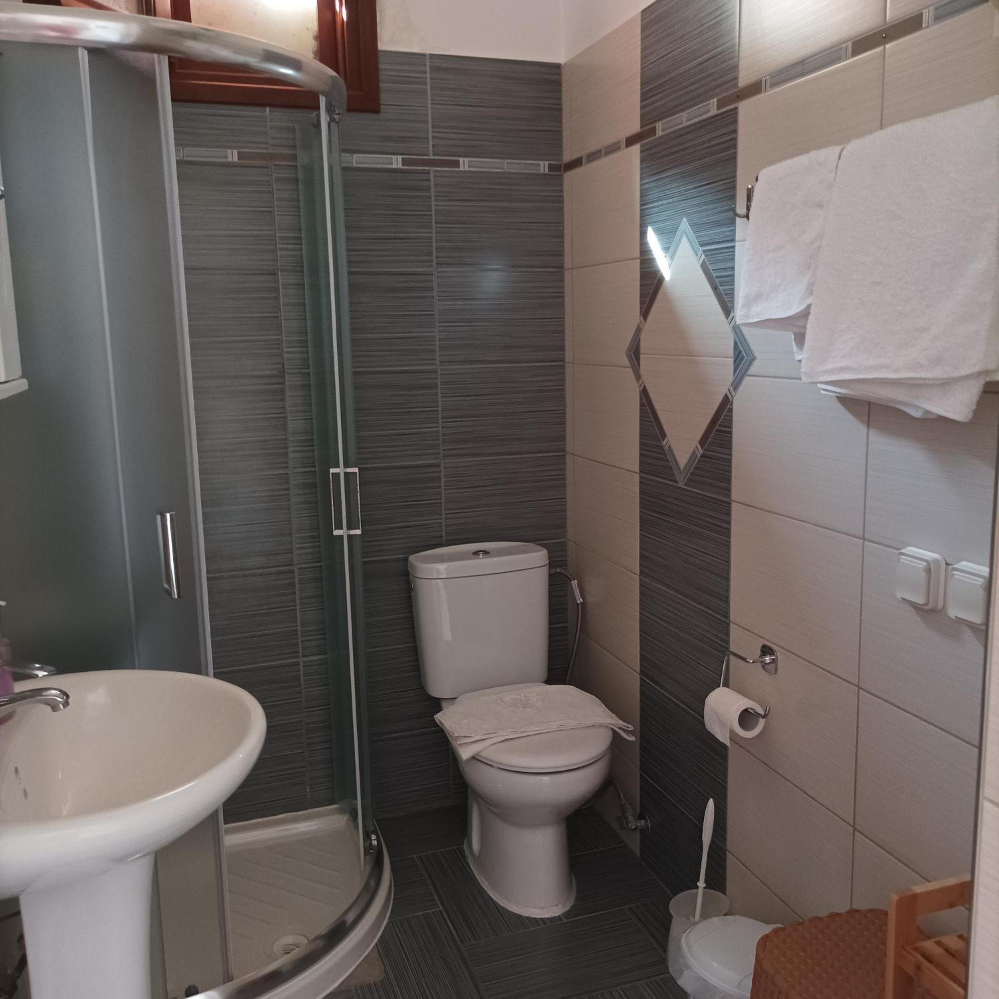 Pedi Breeze Apartment Symi Bagian luar foto